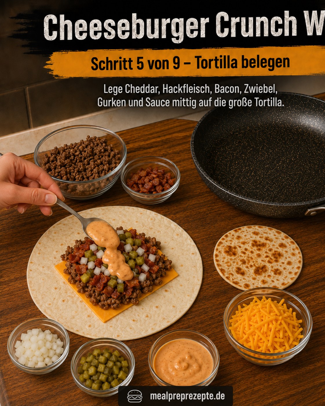 Große Tortilla wird mittig mit Cheddar, Hackfleisch, Bacon, Zwiebel, Gurken und Sauce belegt