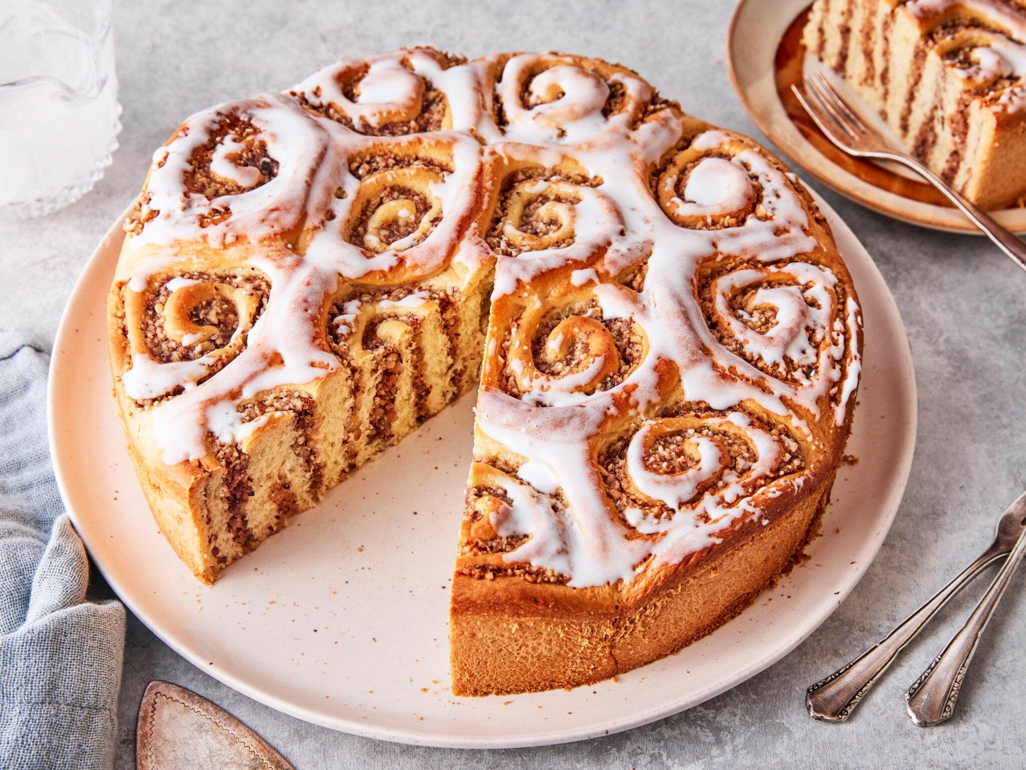 Zuckerguss auf Zimtschneckenkuchen