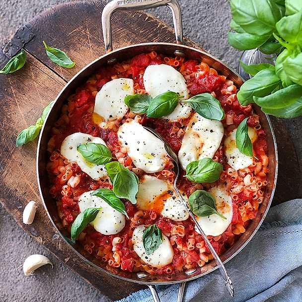 Tomaten Mozzarella Pasta mit Basilikum