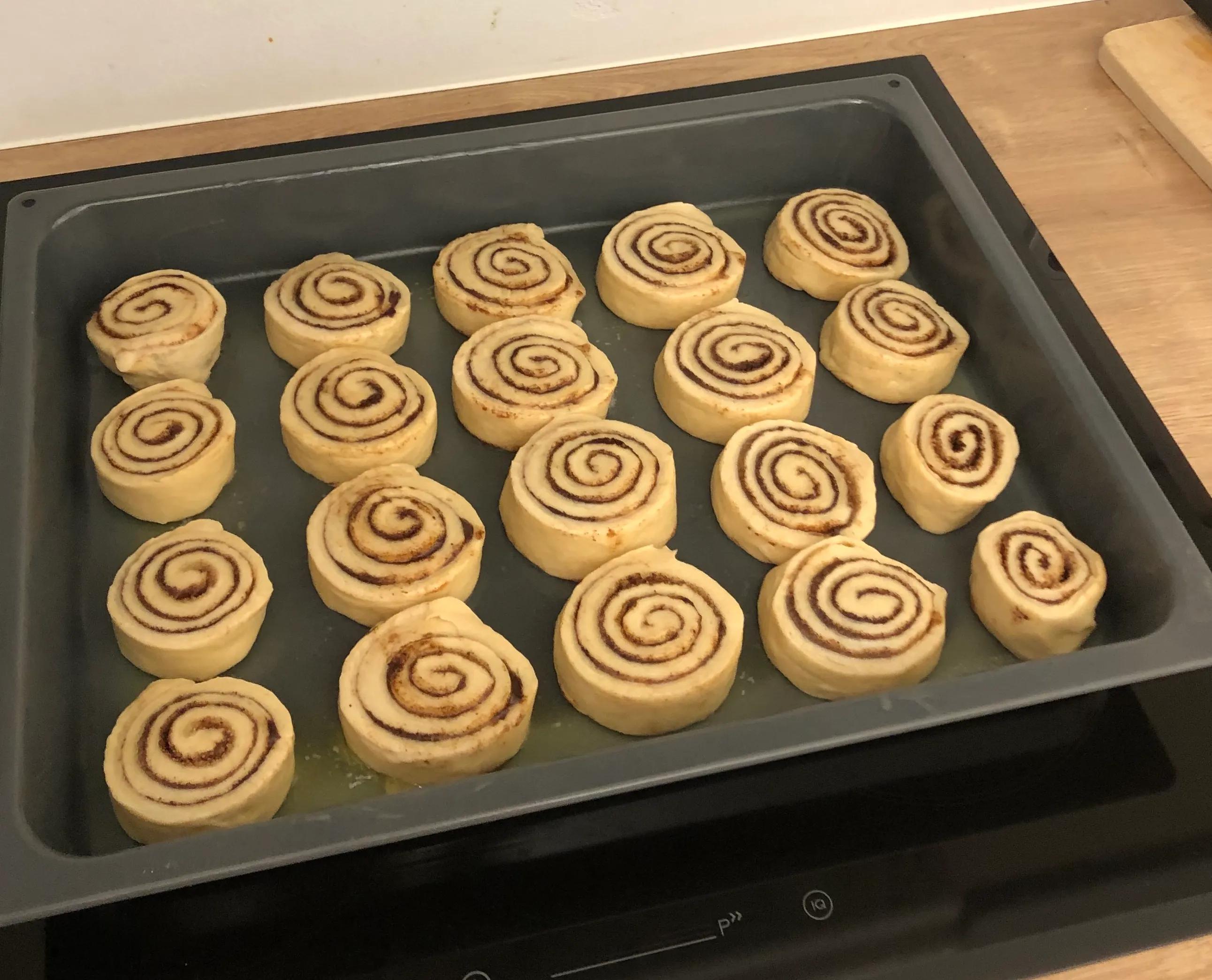 Geformte Zimtschnecken auf Backblech